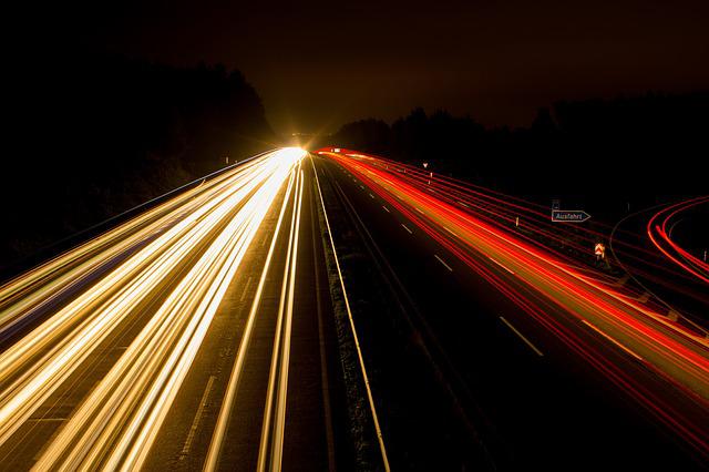 Oświetlenie pojazdów – jakim sposobem kupić lampy przednie oraz tylne. O reflektorach samochodowych słów parę